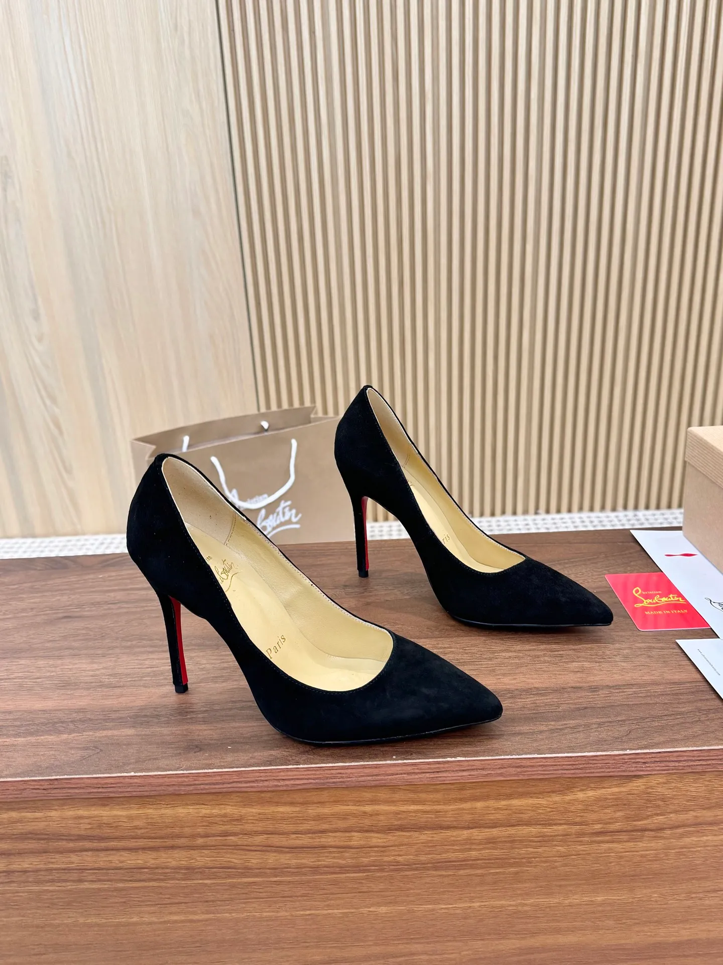 👟👟Ex-factory price 440👟👟 Genuine leather sole +40 Year-round shipment💝Christian Louboutin CL👠 Classic "Matte💎Cow Leather💎Series" noble and luxurious, real blingbling👟👟 Real materials, all customized by the pattern maker, and the materials are made of original customized materials to achieve the taste of the original 6 color options 💍 Upper: Imported 👉 cowhide 💪 Lining: Sheepskin foot pad/lining Size: 34-40.41.42 Heel height: 10.5cm and 8.5cm two options Leather sole Rubber sole